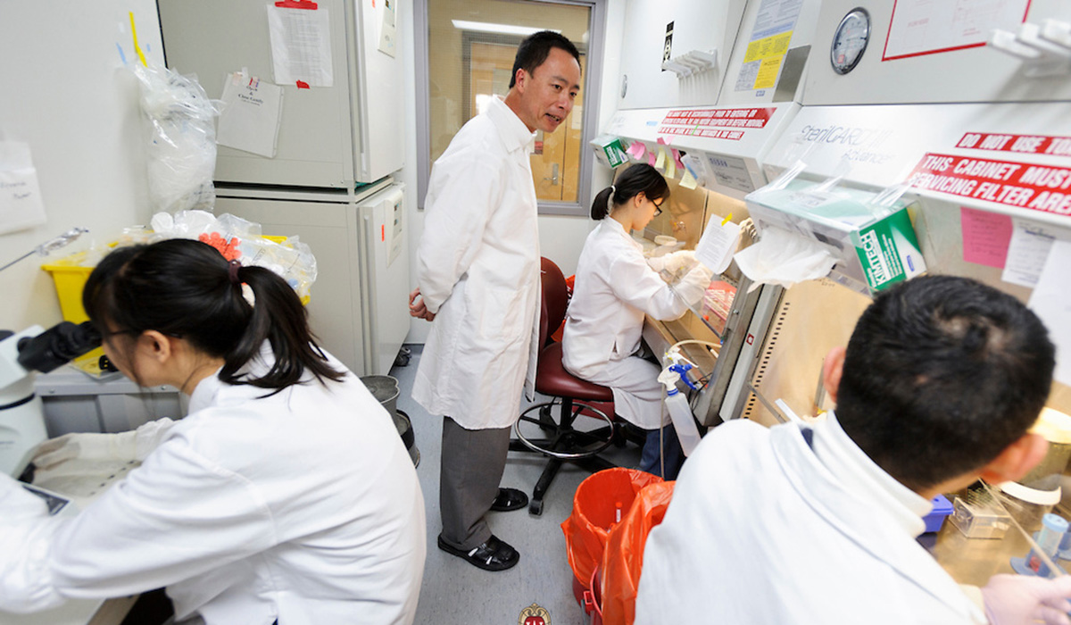 Su-Chun Zhang with lab members
