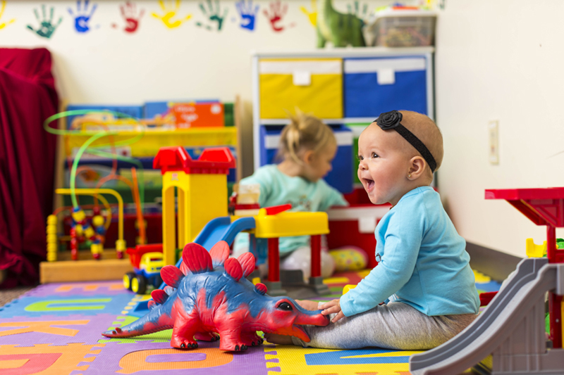 How physical environment shapes language learning in toddlers