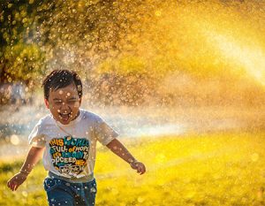 La Movida boy child sprinkler summer